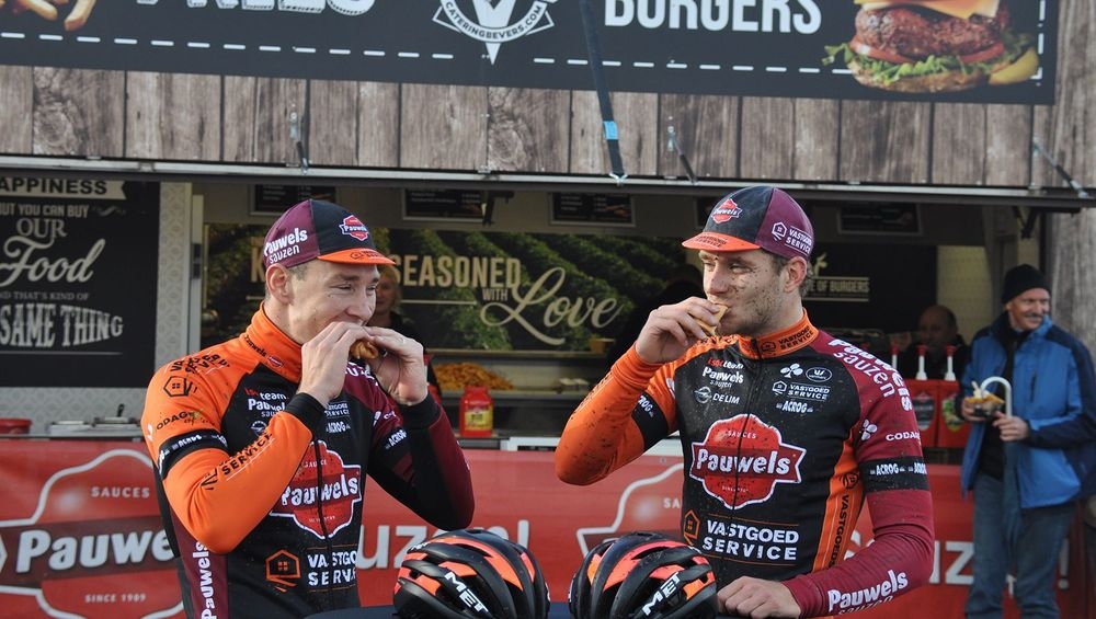 Nieuwe commercials kleuren het scherm voor en na de Brico Cross