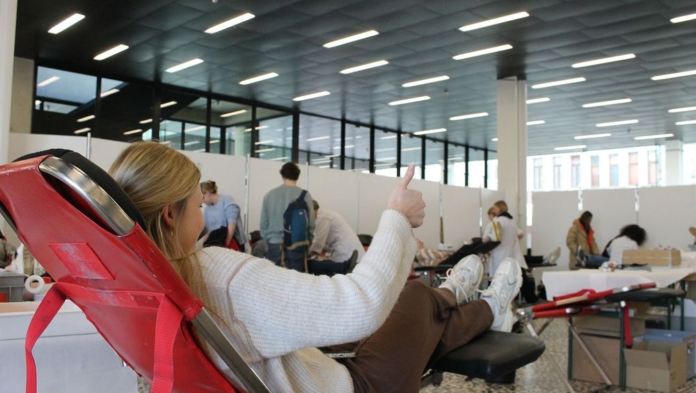 Studenten genieten van Pauwels sauzen tijdens de actie van Bloedserieus