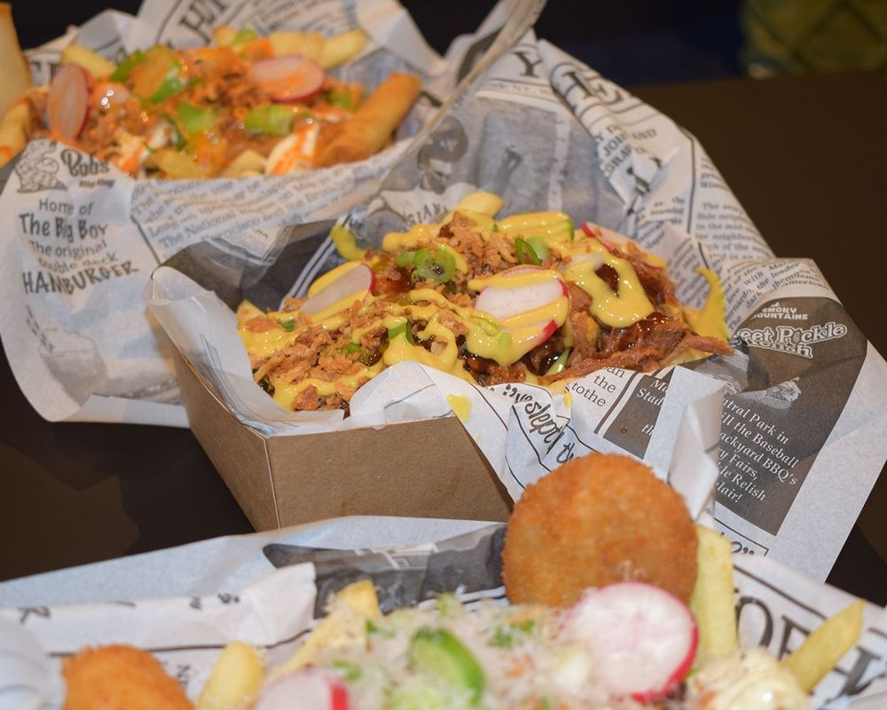 Studio Frites opent premiumfrituur met Pauwels sauzen